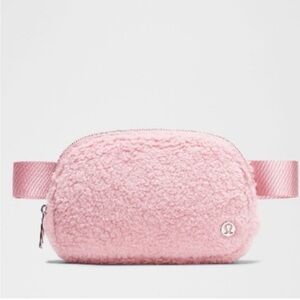Lululemon everywhere belt bag fleece Sherpa pink